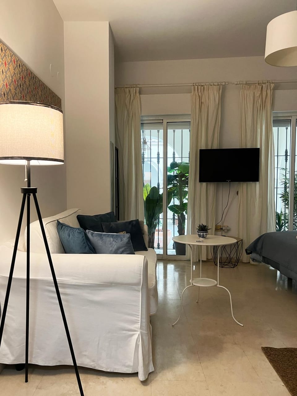 TV and multimedia, Living room, Seating area, Dining area, air conditioner