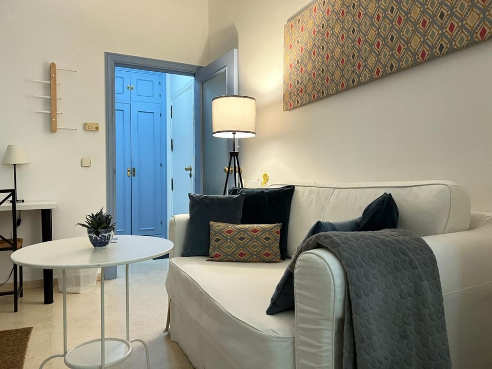 Bed, Living room, Photo of the whole room, Seating area, locker, air conditioner