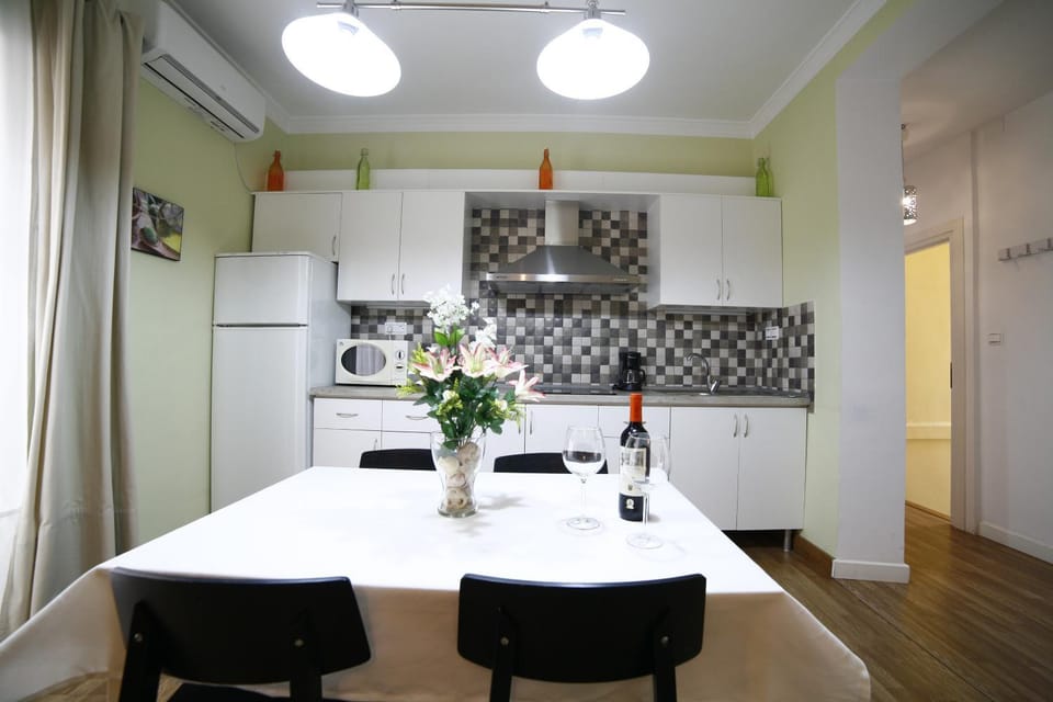 Kitchen or kitchenette, Dining area, stove, air conditioner