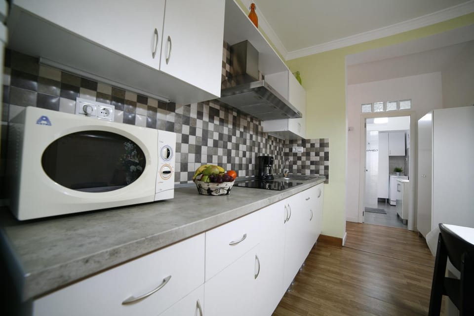 Kitchen or kitchenette, minibar, stove