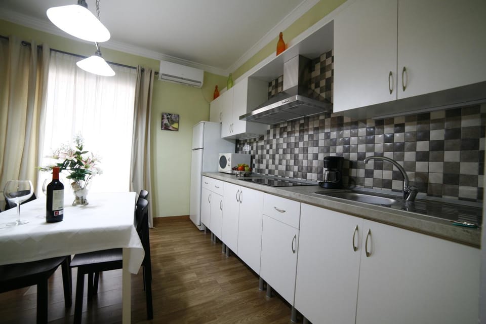 Kitchen or kitchenette, Dining area, minibar, stove