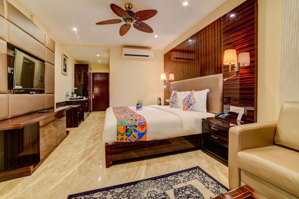 TV and multimedia, Seating area, Bedroom, air conditioner