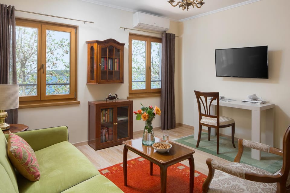 TV and multimedia, Living room, Photo of the whole room, Seating area, Sea view