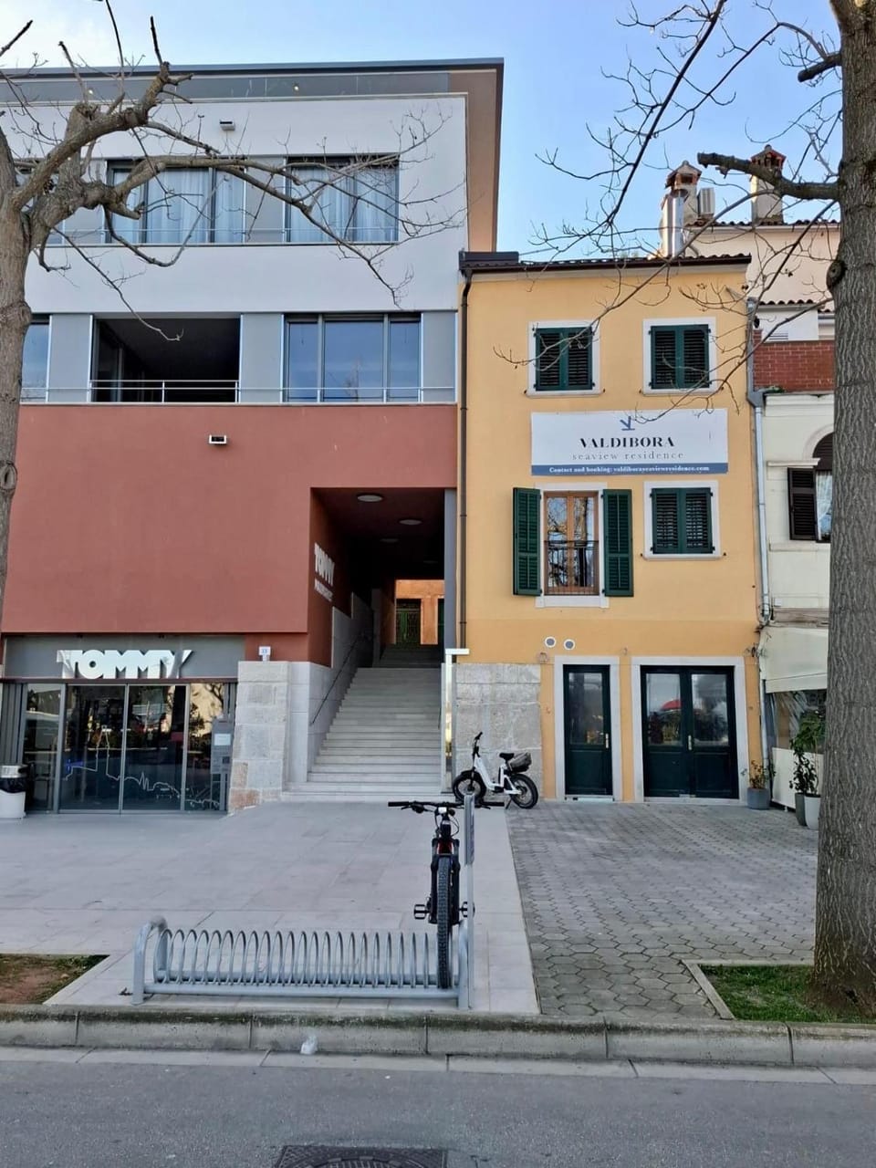 Property building, Street view, Location