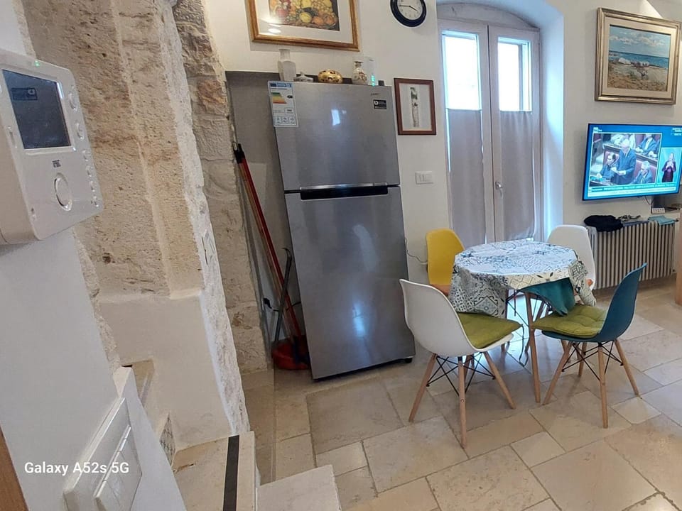 TV and multimedia, Kitchen or kitchenette, Living room, Seating area, Dining area
