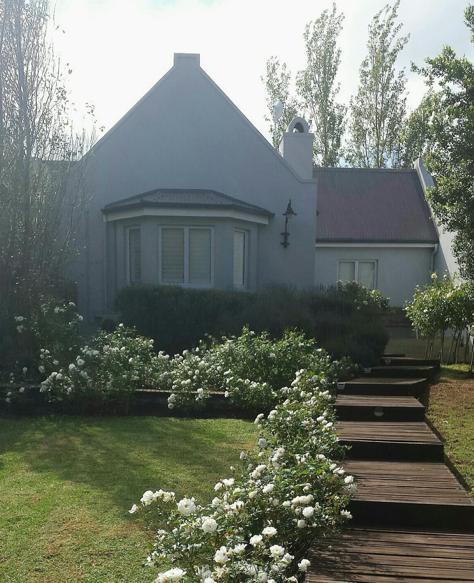 Property building, Facade/entrance, Day, Garden, Garden view