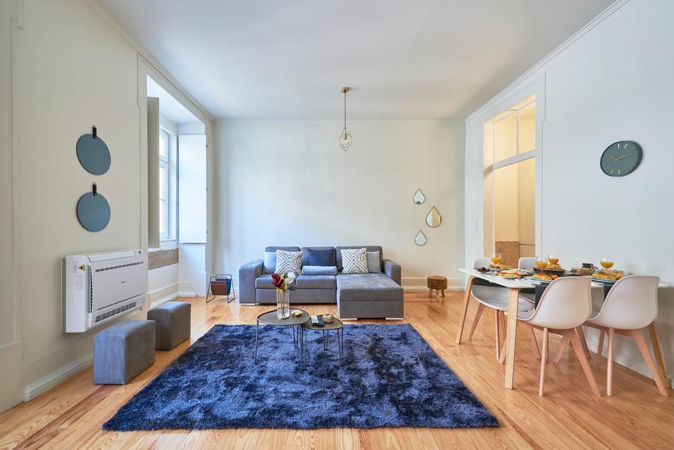 TV and multimedia, Living room, Seating area, City view, Landmark view, River view, Street view