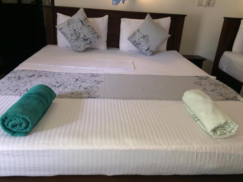 Bed, Bedroom, towels