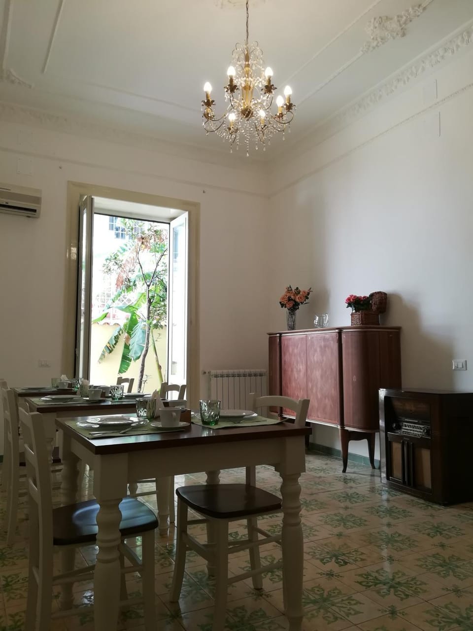 Seating area, Internal: Not applicable to any particular room