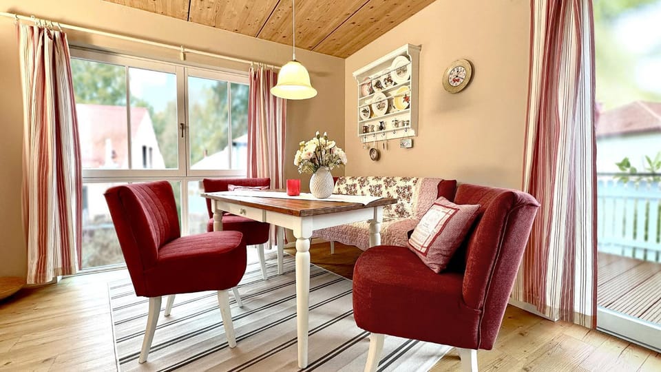 Seating area, Dining area
