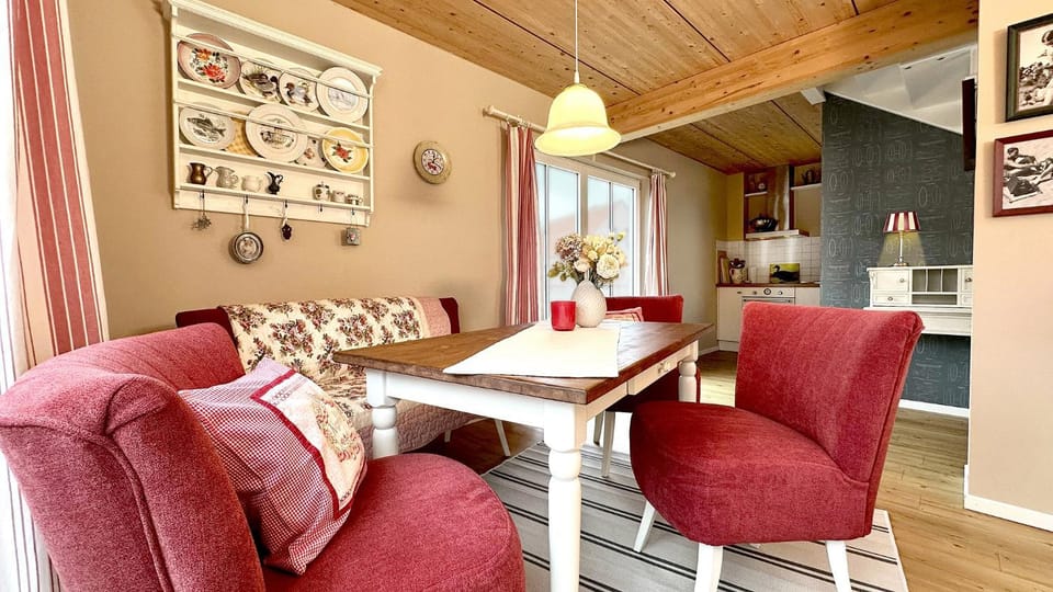 Kitchen or kitchenette, Seating area, Dining area