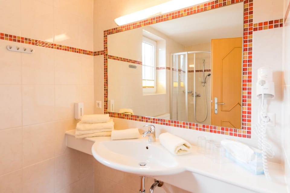 Shower, Bathroom, towels