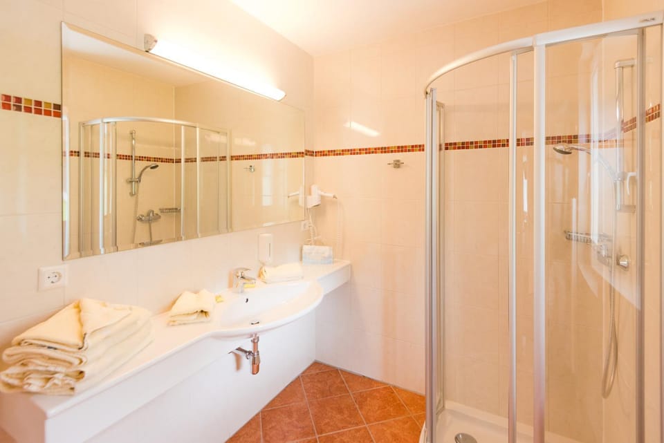 Shower, Bathroom, towels