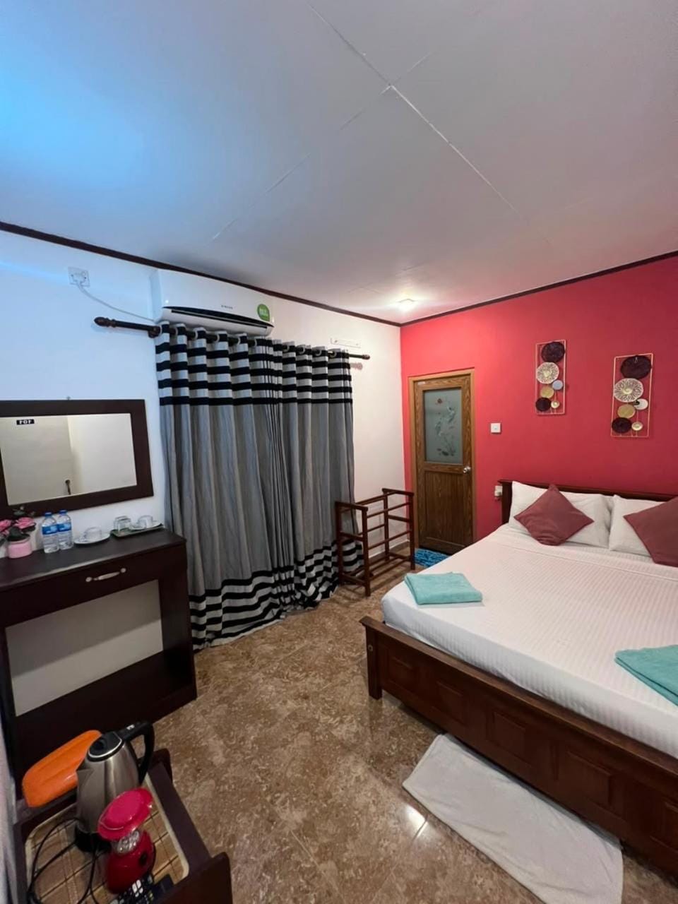 Photo of the whole room, Bedroom