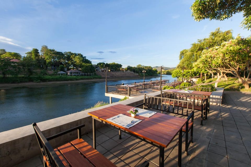 Property building, Restaurant/places to eat, Restaurant/places to eat, Natural landscape, Balcony/Terrace, Food and drinks, Food, River view, Dinner