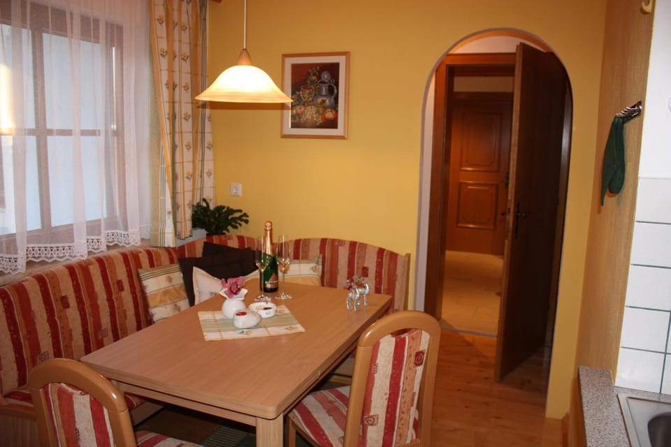 Kitchen or kitchenette, Living room, Decorative detail, Seating area, Dining area