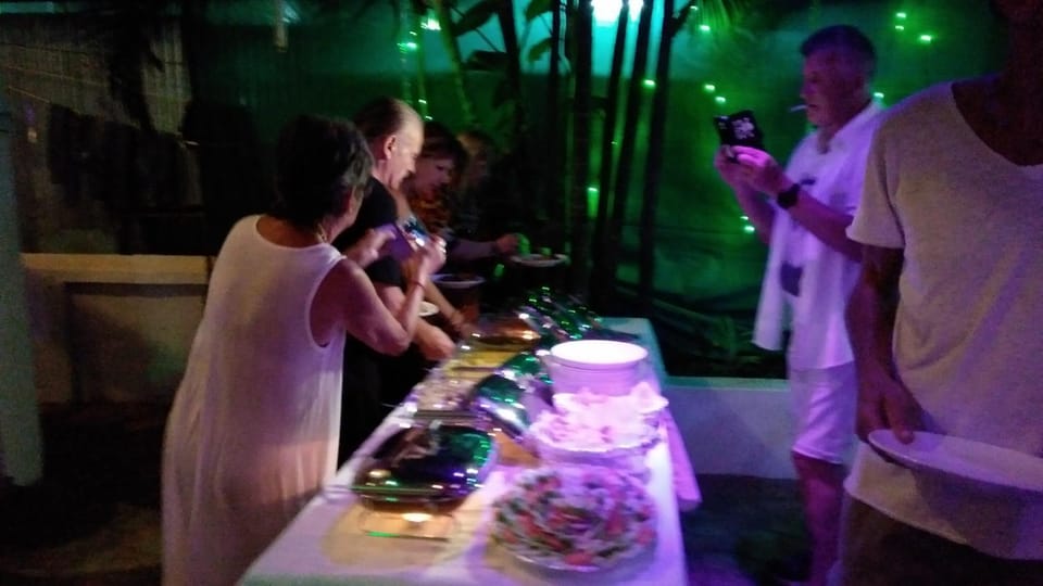 Restaurant/places to eat, People, Food and drinks, Food, Drinks, group of guests