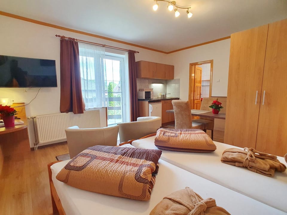 Bed, TV and multimedia, Kitchen or kitchenette, Seating area, minibar, wardrobe
