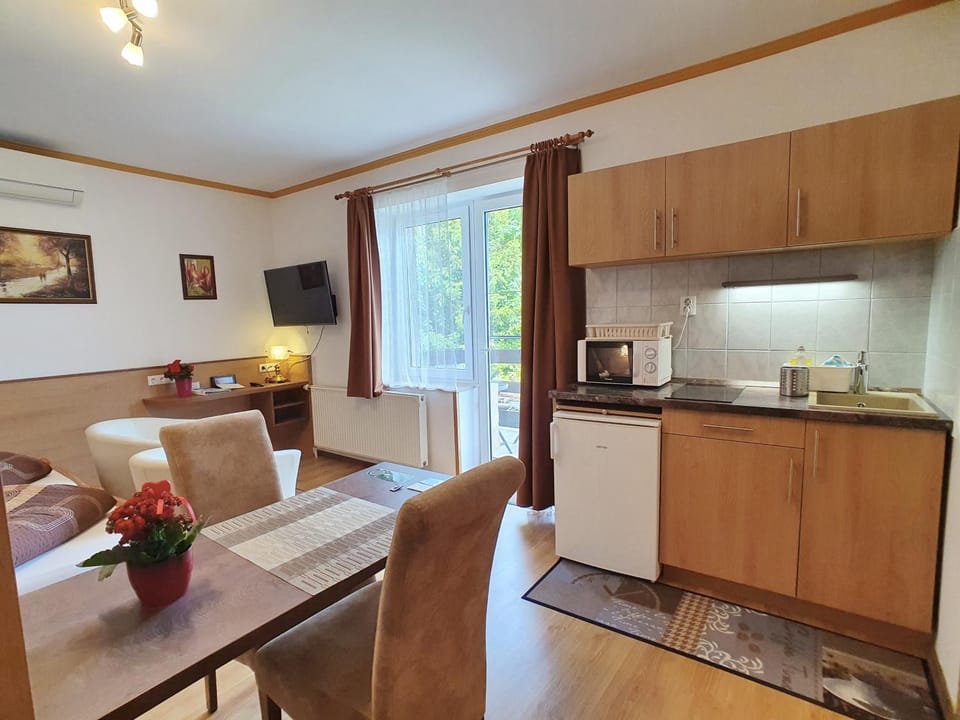 Kitchen or kitchenette, Seating area