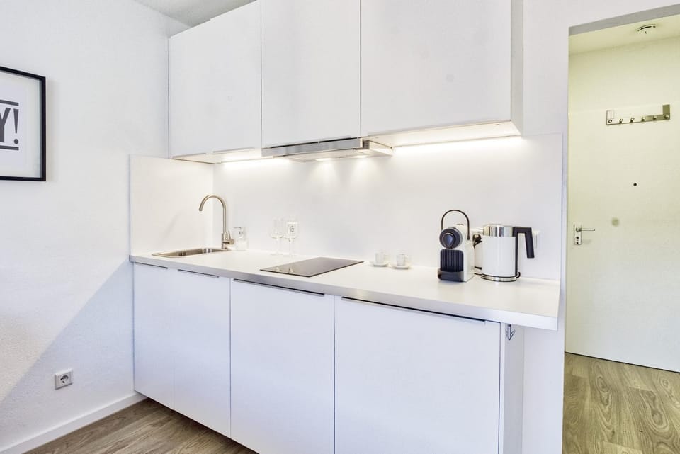 Coffee/tea facilities, Kitchen or kitchenette, stove