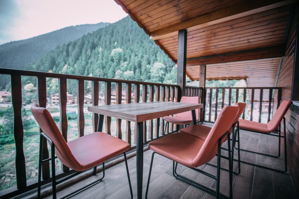Property building, Neighbourhood, Natural landscape, Balcony/Terrace