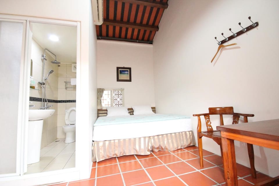 Shower, Toilet, Bed, Bathroom, Bedroom, towels