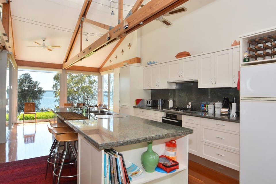 Lake Macquaries' Edgewater Lakehouse at Morisset Memories House in Lake Macquarie