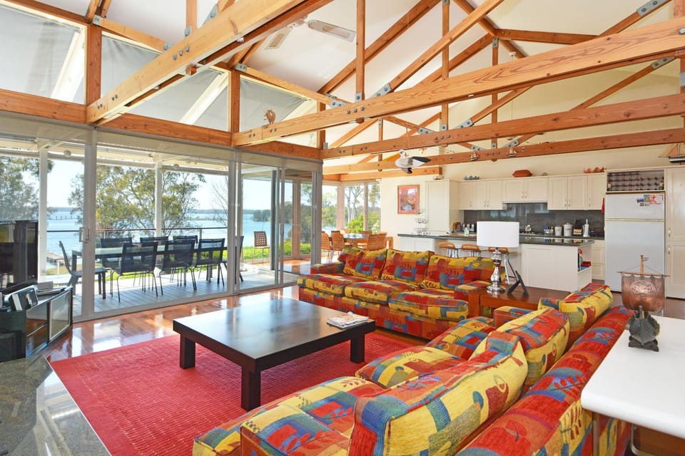 Lake Macquaries' Edgewater Lakehouse at Morisset Memories House in Lake Macquarie