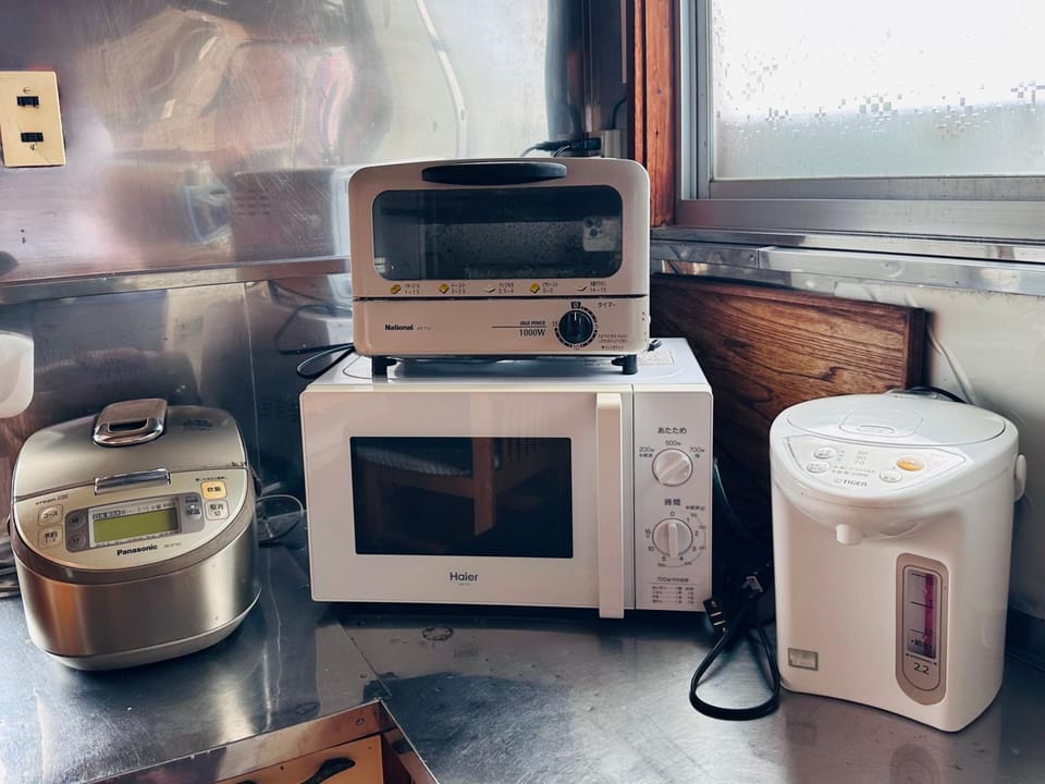 Kitchen or kitchenette, minibar, stove, toaster