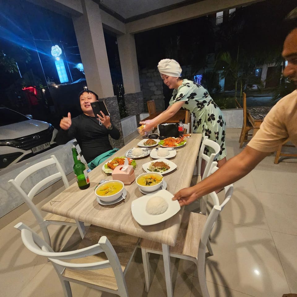 Restaurant/places to eat, People, Food and drinks, Banquet/Function facilities, Dining area, Food, Lunch, Dinner, Drinks, group of guests
