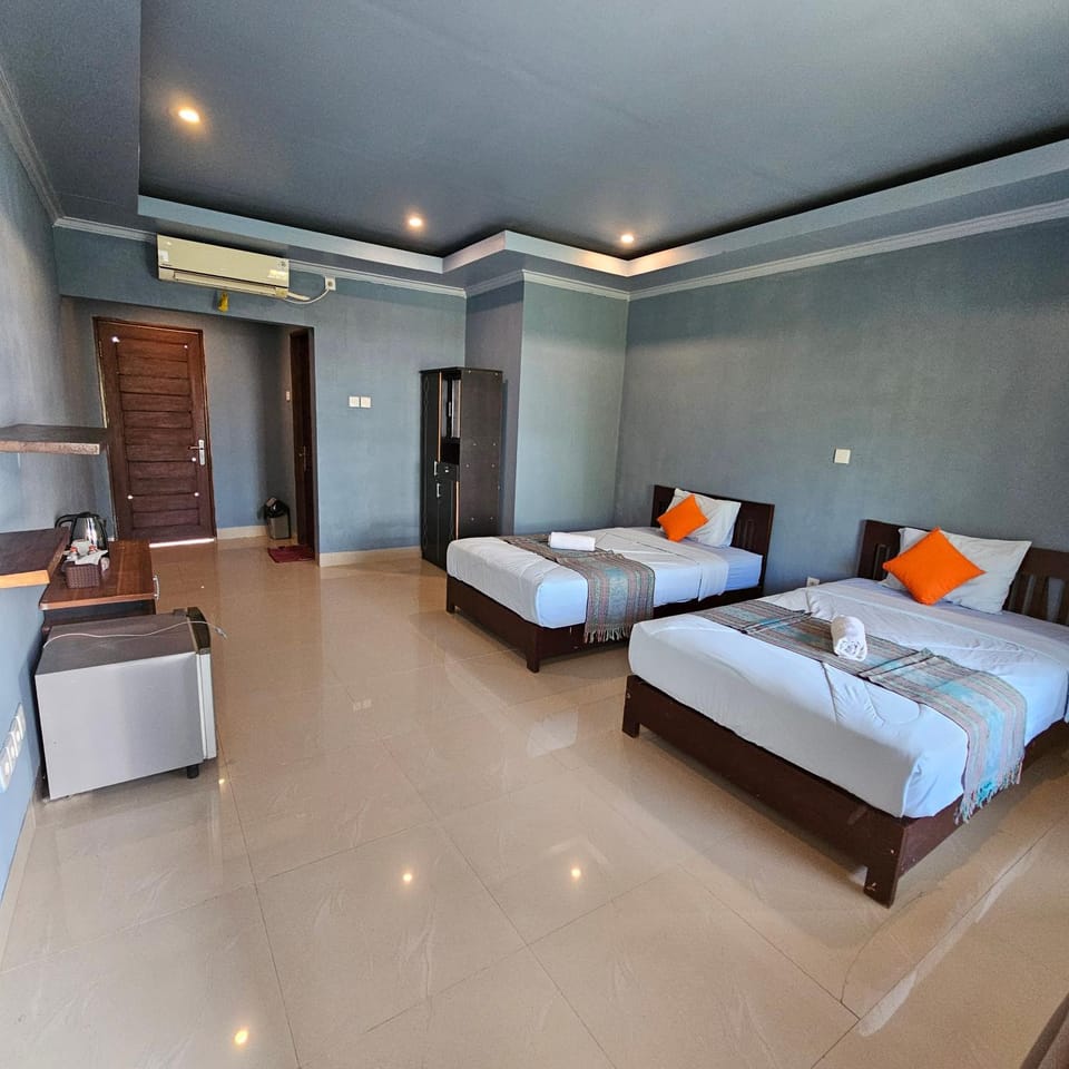 Bed, Living room, Photo of the whole room, Seating area, Bedroom, towels, air conditioner