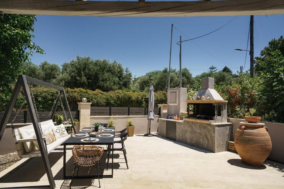Patio, BBQ facilities, Seating area, Dining area, Garden view