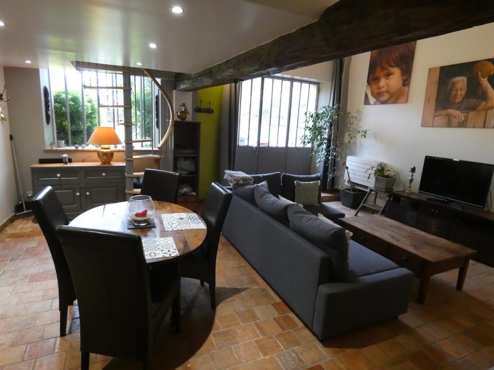 TV and multimedia, Seating area