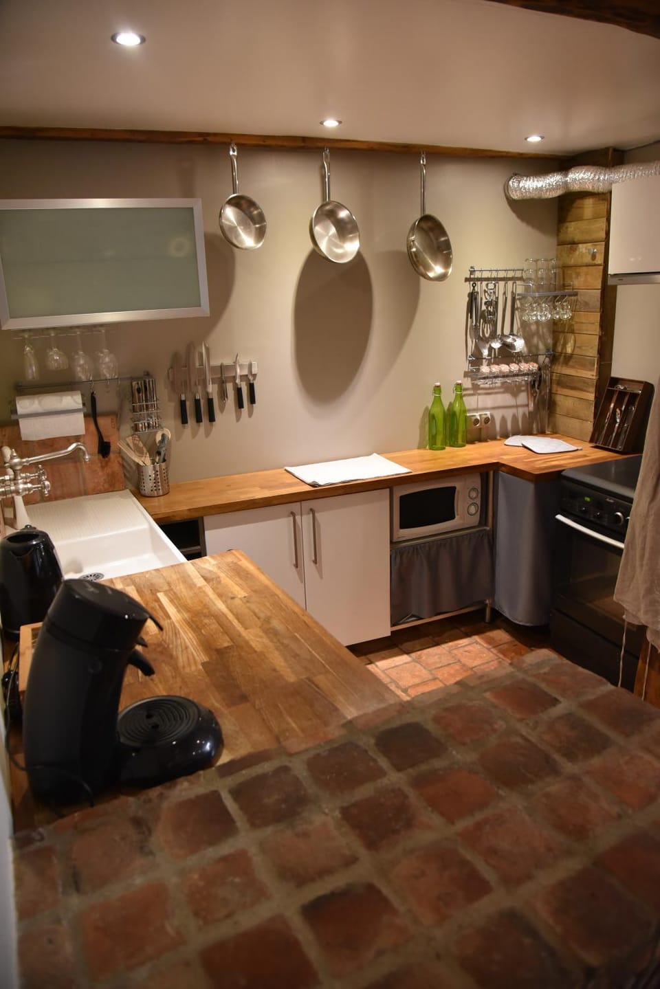 Kitchen or kitchenette, Lounge or bar, Dining area, Alcoholic drinks, Non alcoholic drinks
