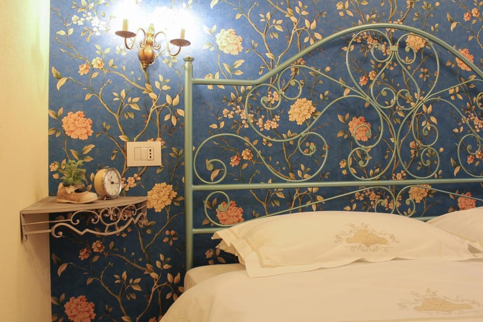 Bed, Photo of the whole room, Decorative detail