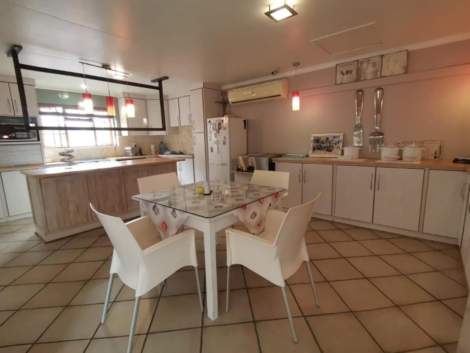 Kitchen or kitchenette, Food and drinks, Dining area, Food