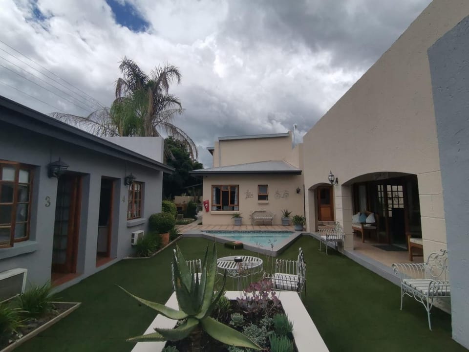 Property building, Garden, Garden view, Swimming pool