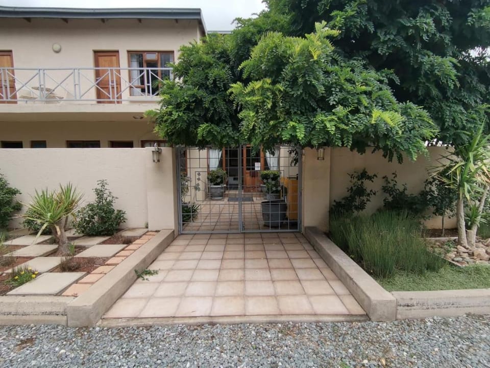 Property building, Patio, Facade/entrance