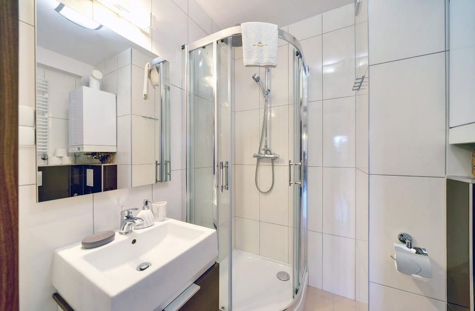 Shower, Toilet, Bathroom, towels