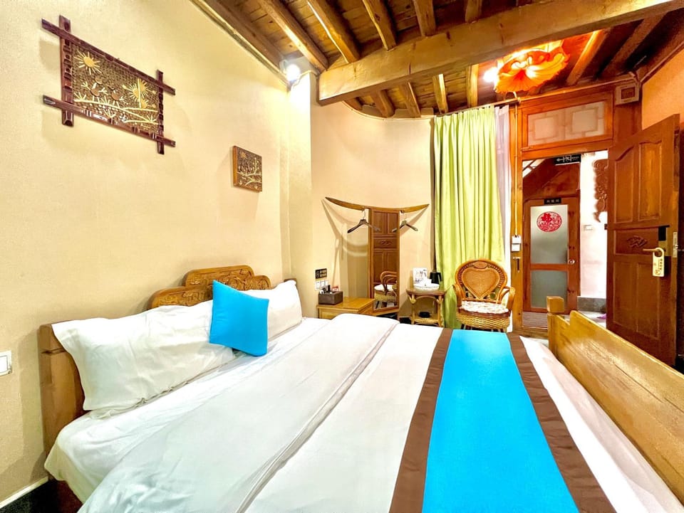Bed, Photo of the whole room, Seating area, Bedroom