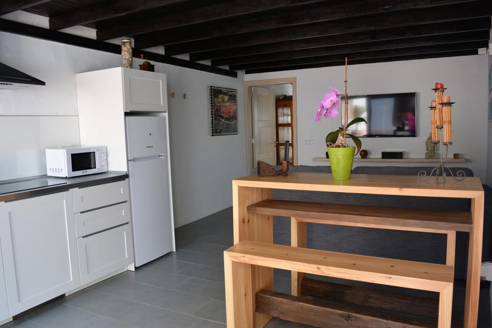 Kitchen or kitchenette, Dining area, minibar, stove, toaster