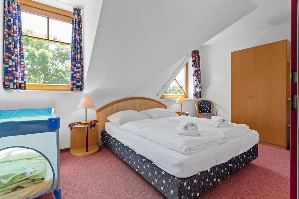 Bed, Photo of the whole room, Bedroom, towels