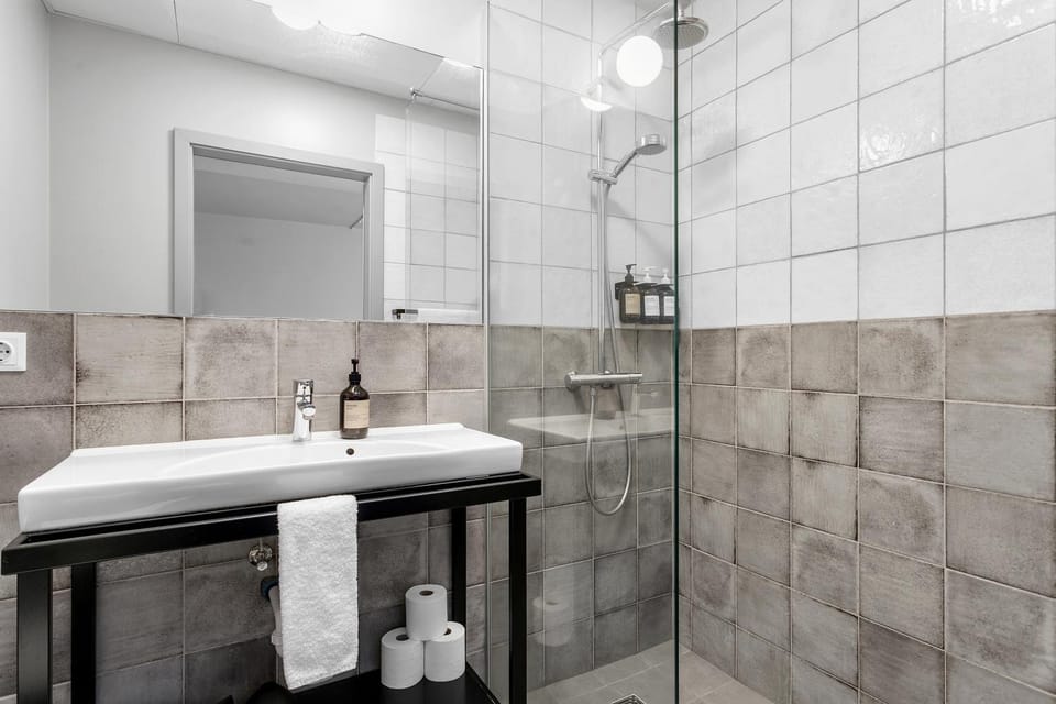 Shower, Toilet, Bathroom, towels