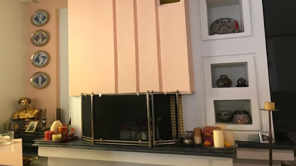 TV and multimedia, Living room, Decorative detail, Seating area