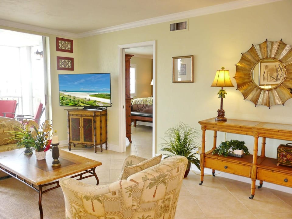 Tranquil waterfront condo with pool and steps to beach House in Marco Island