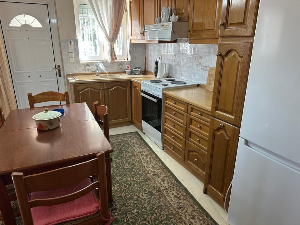Kitchen or kitchenette, Dining area, oven, stove