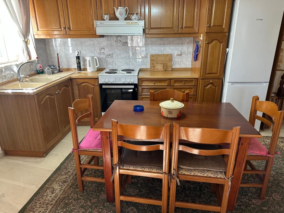 Kitchen or kitchenette, Dining area, oven, stove