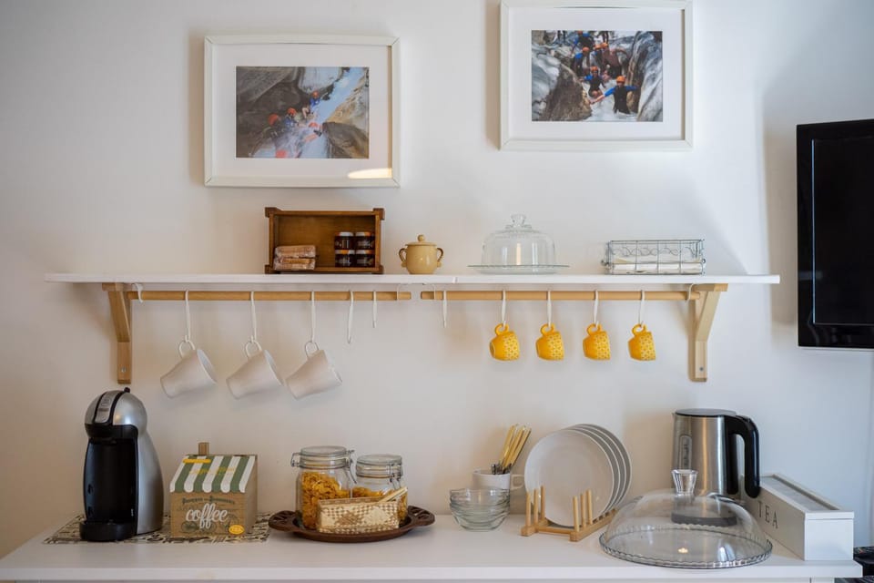 Coffee/tea facilities, Food and drinks