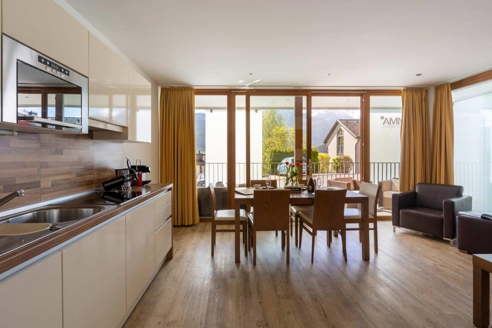 Coffee/tea facilities, Dining area, Mountain view