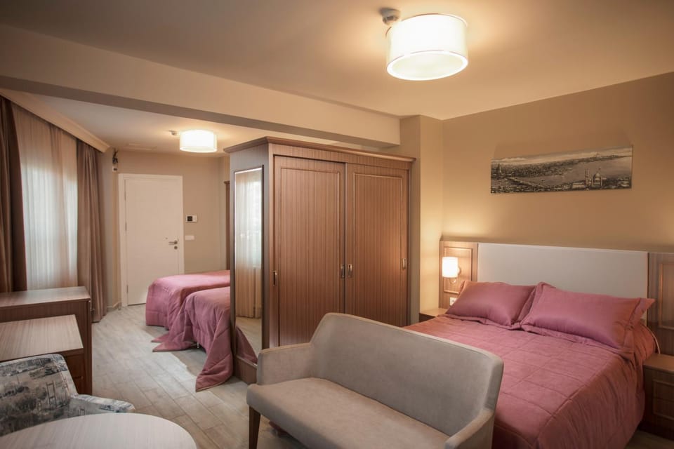 Bed, Photo of the whole room, Seating area, Bedroom